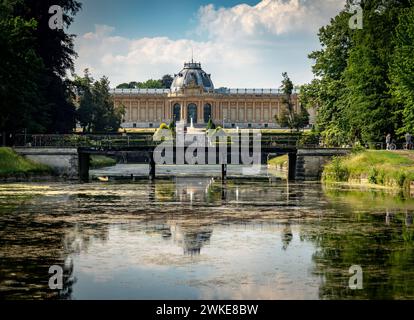 Die Außenseite des Afrikanischen Museums in Tervuren mit dem See und dem Brunnen an einem sonnigen Tag mit Reflexionen Stockfoto