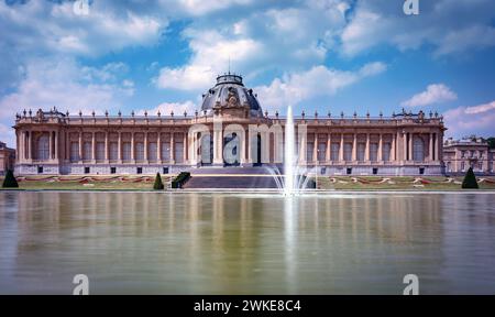 Die Außenseite des Afrikanischen Museums in Tervuren mit dem See und dem Brunnen Stockfoto