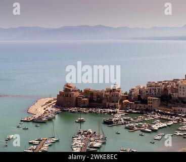 Panoramablick von oben mit dem Yachthafen und den Stränden von Castellammare del Golfo, Provinz Trapani, Sizilien Stockfoto