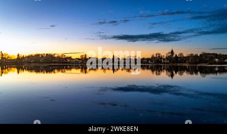 Der Weßlinger See, Bayern, und seine Kirche bei Sonnenuntergang am letzten Tag des Jahres 2021 Stockfoto