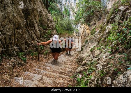 Aufstieg der Treppe des Leuchtturms Del Caballo, Berg Buciero, Santoña, Kantabrien, Spanien. Stockfoto