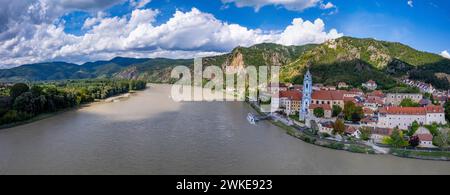 Panorama der Wachau mit Donau bei der Ortschaft Duernstein in Niederösterreich. Traditionelle Wein- und Tourismusregion, Donaukreuzfahrten. Stockfoto