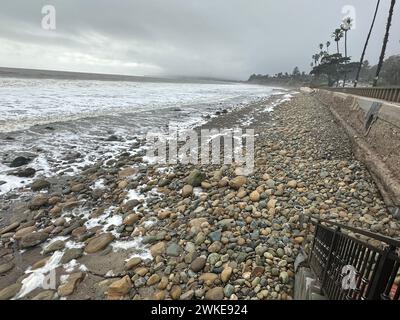 Montecito, Kalifornien, USA. Februar 2024. 19. Februar 2024: Sturmaktivitäten, die ungewöhnlich hohe Fluten im Pazifik in Montecito/Santa Barbara verursachen, haben den typisch sandigen und glatten Butterfly Beach in Felsen verwandelt, viele wurden über die Meeresmauer auf die Butterfly Lane geworfen, die sich gegenüber des Biltmore Hotels befindet. (Kreditbild: © Amy Katz/ZUMA Press Wire) NUR REDAKTIONELLE VERWENDUNG! Nicht für kommerzielle ZWECKE! Stockfoto