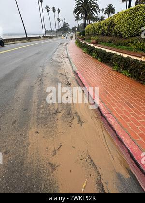 Montecito, Kalifornien, USA. Februar 2024. Eine schlammige Straße nach der Überschwemmung am 19. Februar 2024: Butterfly Lane am Butterfly Beach wurde am 19. Februar wegen Überschwemmungen und Fluten, die Felsen auf die Straße werfen, für mehrere gesperrt. (Kreditbild: © Amy Katz/ZUMA Press Wire) NUR REDAKTIONELLE VERWENDUNG! Nicht für kommerzielle ZWECKE! Stockfoto