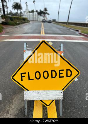 Montecito, Kalifornien, USA. Februar 2024. Flutschild auf der Butterfly Lane am Butterfly Beach: Die Straße wurde am 19. Februar für mehrere Stunden wegen Überschwemmungen und Flut, die Felsen auf die Straße werfen, gesperrt. (Kreditbild: © Amy Katz/ZUMA Press Wire) NUR REDAKTIONELLE VERWENDUNG! Nicht für kommerzielle ZWECKE! Stockfoto