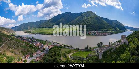 Panorama der Wachau mit Donau bei der Ortschaft Duernstein in Niederösterreich. Traditionelle Wein- und Tourismusregion, Donaukreuzfahrten. Stockfoto