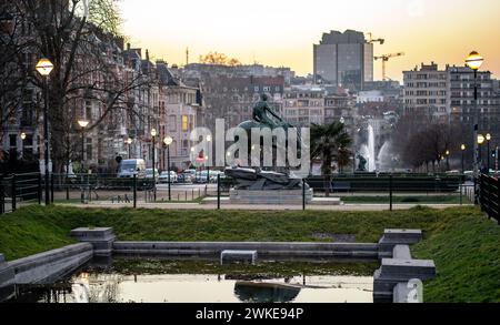 Ambiorix-Platz und Stadtbild von Brüssel in der Abenddämmerung an einem klaren Abend Stockfoto