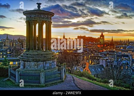 Großbritannien, Schottland, Edinburgh, Calton Hill, Dugald Stewart Monument und Sonnenuntergang über dem Stadtzentrum von Edinburgh. Stockfoto