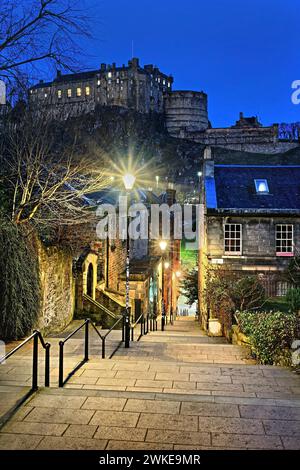 Großbritannien, Schottland, Edinburgh, Edinburgh Castle from the Vennel Stockfoto