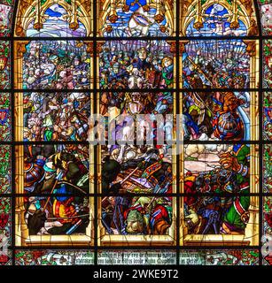 Buntglas für die Schlacht von Las Navas de Tolosa (1212), Kapitelhaus, Roncesvalles, Königliche Stiftskirche Santa María de Roncesvalles, Straße Santiago, Navarra, Spanien. Stockfoto