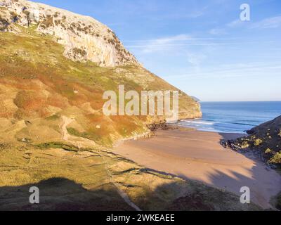 Aufstieg zu den Bögen von Llanero (Augen des Teufels), Pico Candina, Sonabia, Castro Urdiales, Kantabrien, Spanien. Stockfoto