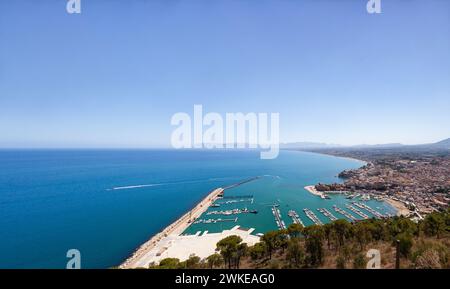 Panoramablick von oben mit dem Yachthafen und den Stränden von Castellammare del Golfo, Provinz Trapani, Sizilien Stockfoto