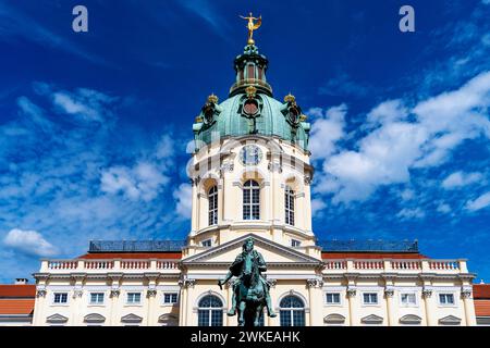 Das Fassadenschloss Charlottenburg in Berlin an einem sonnigen Tag Stockfoto