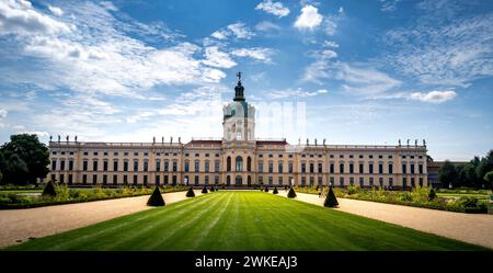 Das Schloss Charlottenburg und sein Park in Berlin an einem sonnigen Tag Stockfoto