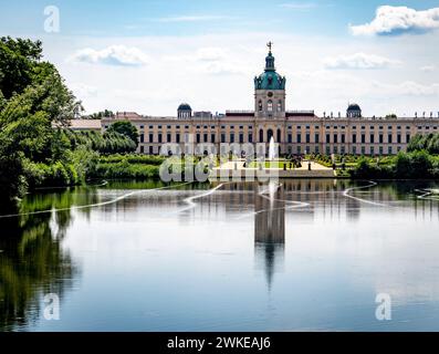 Das Schloss und der Charlottenburger See in Berlin an einem sonnigen Tag Stockfoto