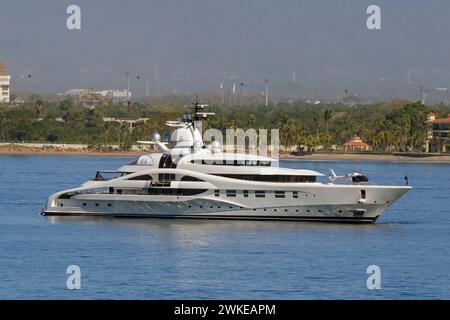 Puerto Vallarta, Mexiko - 15. Januar 2024: Luxus-Superyacht AV vor Anker vor der Küste von Puerto Vallarta. Ein privater Hubschrauber befindet sich auf dem vorderen Deck. Stockfoto