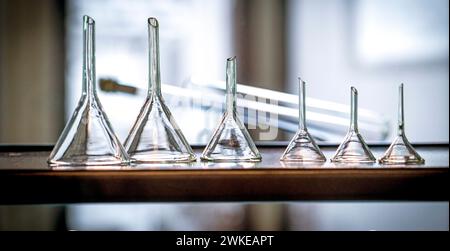 Glaskolben in absteigender Reihenfolge bei einer Laborexposition in Stockfoto