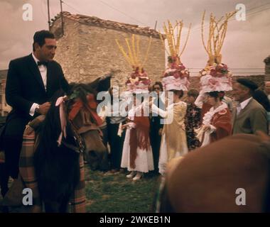 DIA DE S JUAN - FIESTAS DE SAN JUAN AÑOS 70. LAGE: FIESTA DE LA MONDIGA. SAN PEDRO MANRIQUE. Soria. SPANIEN. Stockfoto