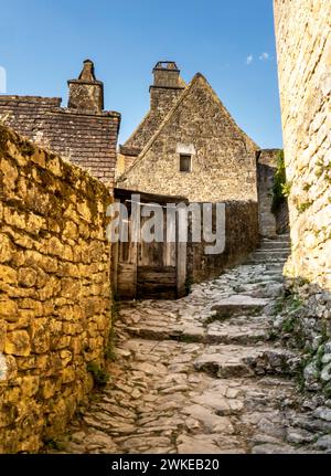 Die Altstadt von beynac mit ihren Steinbauten tagsüber Stockfoto