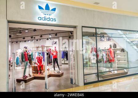 Merida Mexico, Zona Industrial, Galerias Merida Shopping Mall, innen innen, Adidas Sportschuhe Sportbekleidung, Ladengeschäfte Geschäftsgeschäfte Händler Stockfoto