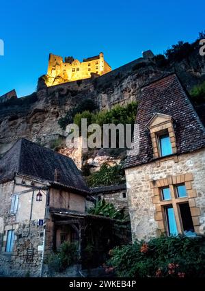 Die Burg von Beynac, von unten gesehen bei Nacht Stockfoto