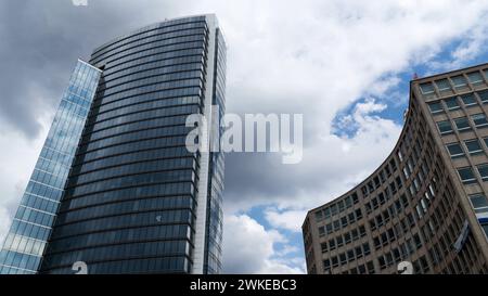 Die Wolkenkratzer in der Nähe von Rogier in Brüssel an einem bewölkten Tag Stockfoto