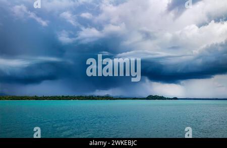 Tropensturm in Thailand. Schwere Wolken hangen über der Insel. Wetterbildung. Stockfoto