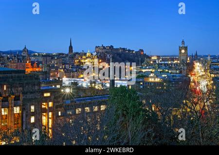 Großbritannien, Schottland, Edinburgh, Calton Hill und Edinburgh Skyline in der Abenddämmerung Stockfoto