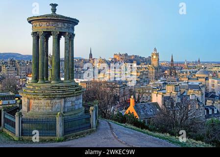 Großbritannien, Schottland, Edinburgh, Calton Hill, Dugald Stewart Monument und Edinburgh Skyline. Stockfoto