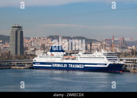 Die Fähre Grimaldi-Trasmed von Granada liegt im Hafen von Barcelona an. Februar 2024. Stockfoto