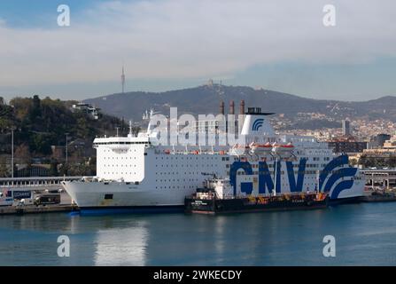 GNV Atlas Fährbetankung vom Greenoil Bunkerschiff im Hafen von Barcelona. Februar 2024. Stockfoto