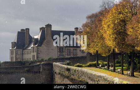 Die Stadt Dinan an an einem Herbsttag am Nachmittag Stockfoto