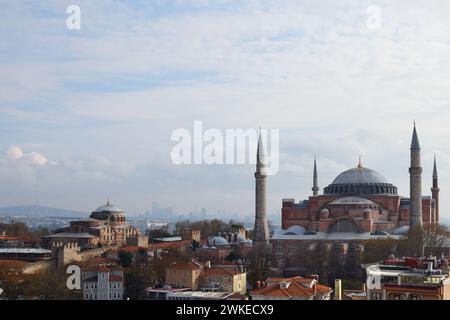 Blick auf die Hagia Sophia und die Kirche Saint Irene vom Dach. Istanbul. Das weltberühmte Denkmal byzantinischer Architektur. Stockfoto