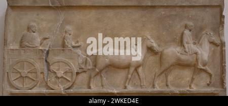 Relief, das eine Szene von Radtransporten aus Niedermoesien und Thrakien darstellt. Marmor. Anfang des 4. Jahrhunderts v. Chr. Sarkophag von Shapla-dere, Maritsa-Delta, Nordgriechenland. Nationales Archäologisches Museum. Sofia. Bulgarien. Stockfoto