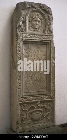 Die Stele wurde von Cassia Cogitata zum Gedenken an ihre Eltern Cassius Felix und Cassia Lacaena und ihren Sohn Vetsidius Super errichtet. Verziert mit Reliefs der Medusa und einem Krater mit Weinzweigen. Datiert auf die Mitte des 2. Jahrhunderts n. Chr. Aus Archar (Ratiaria), Provinz Vidin, Bulgarien. Nationales Archäologisches Museum. Sofia. Bulgarien. Stockfoto