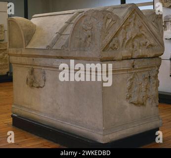 Sarkophag. Dekoriert mit Reliefs, die Szenen über die Taten von Herakles, Reiter und Medusa darstellen. Aus einem Mausoleum in Lujene, Region Lovech, Bulgarien. 1. Viertel des 3. Jahrhunderts n. Chr. Nationales Archäologisches Museum. Sofia. Bulgarien. Stockfoto