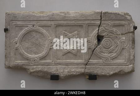 Bildschirmplatte des Altars. Marmor. 13.-14. Jahrhundert n. Chr. Vom Boden der St. George Golemi Kirche in Mesambrien (Nesebur), Region Burgas, Bulgarien. Nationales Archäologisches Museum. Sofia. Bulgarien. Stockfoto