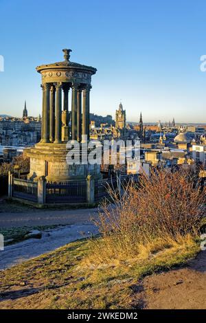 Großbritannien, Schottland, Edinburgh, Calton Hill, Dugald Stewart Monument und Edinburgh Skyline. Stockfoto