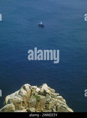 VISTA DEL MAR DESDE EL CABO CON BARCO NAVEGANDO. Lage: AUSSEN. Cabo Villano. A CORUÑA. SPANIEN. Stockfoto