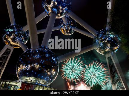 Feuerwerk vor dem atomium in Brüssel Stockfoto