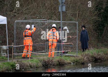 Harefield, Großbritannien. Februar 2024. Ein Teil des Fußweges neben dem Grand Union Canal in Harefield wurde durch HS2 gesperrt. High Speed Rail, HS2, führt dringend Sanierungsarbeiten am neu gebauten Colne Valley Viaduct in Harefield im Londoner Stadtteil Hillingdon durch. Dominique die riesige orangene 700-Tonnen-Brückenbaumaschine namens Trägerträger sollte diese Woche beginnen, über den Grand Union Canal zu fahren, doch HS2 mussten diese anhalten, während sie dringende Sanierungsarbeiten im neu gebauten Colne Valley Viaduct durchführen. Das bedeutet, aus Beton auszubrechen, und so die Bewohner der Gegend Stockfoto