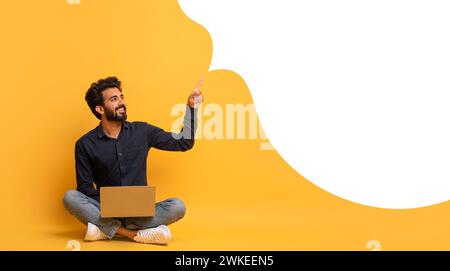 Mann aus dem Nahen Osten mit Laptop, der auf leere Blase zeigt, Collage Stockfoto