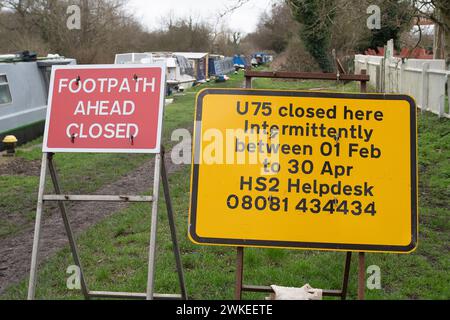 Harefield, Großbritannien. Februar 2024. High Speed Rail, HS2, führt dringend Sanierungsarbeiten am neu gebauten Colne Valley Viaduct in Harefield im Londoner Stadtteil Hillingdon durch. Dominique die riesige orangene 700-Tonnen-Brückenbaumaschine namens Trägerträger sollte diese Woche beginnen, über den Grand Union Canal zu fahren, doch HS2 mussten diese anhalten, während sie dringende Sanierungsarbeiten im neu gebauten Colne Valley Viaduct durchführen. Das bedeutet, dass man aus Beton ausbricht und die Anwohner vor dem Lärmpegel gewarnt wurden. Weiter entlang der Linie sind zwei neue Einfalllöcher entstanden Stockfoto