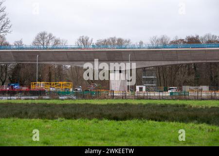 Harefield, Großbritannien. Februar 2024. High Speed Rail, HS2, führt dringend Sanierungsarbeiten am neu gebauten Colne Valley Viaduct in Harefield im Londoner Stadtteil Hillingdon durch. Dominique die riesige orangene 700-Tonnen-Brückenbaumaschine namens Trägerträger sollte diese Woche beginnen, über den Grand Union Canal zu fahren, doch HS2 mussten diese anhalten, während sie dringende Sanierungsarbeiten im neu gebauten Colne Valley Viaduct durchführen. Das bedeutet, dass man aus Beton ausbricht und die Anwohner vor dem Lärmpegel gewarnt wurden. Weiter entlang der Linie sind zwei neue Einfalllöcher entstanden Stockfoto