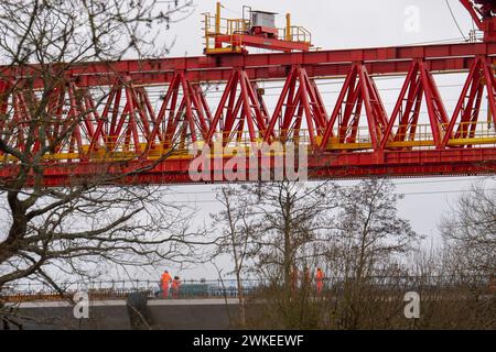 Harefield, Großbritannien. Februar 2024. High Speed Rail, HS2, führt dringend Sanierungsarbeiten am neu gebauten Colne Valley Viaduct in Harefield im Londoner Stadtteil Hillingdon durch. Dominique die riesige orangene 700-Tonnen-Brückenbaumaschine namens Trägerträger sollte diese Woche beginnen, über den Grand Union Canal zu fahren, doch HS2 mussten diese anhalten, während sie dringende Sanierungsarbeiten im neu gebauten Colne Valley Viaduct durchführen. Das bedeutet, dass man aus Beton ausbricht und die Anwohner vor dem Lärmpegel gewarnt wurden. Weiter entlang der Linie sind zwei neue Einfalllöcher entstanden Stockfoto