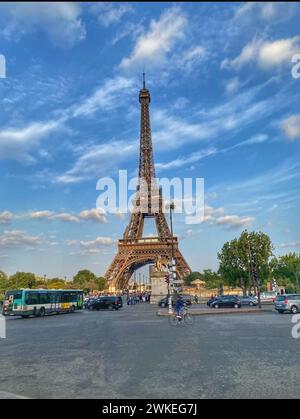 Der Eiffelturm in paris, frankreich an einem schönen Sommertag Stockfoto