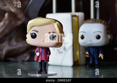 Funko Pop Actionfiguren der Sabrina Spellman Hexe und Serienmörder Michael Myers aus dem Horrorfilm Halloween. Dunkle Krypta, weißer Sarg, gruselig. Stockfoto