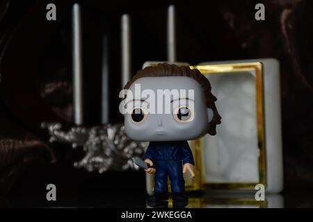 Funko Pop Actionfigur des Serienmörders Michael Myers aus dem Horrorfilm Halloween. Säulen, dunkel, Krypta, weißer Sarg, gruselig, gotisch. Stockfoto