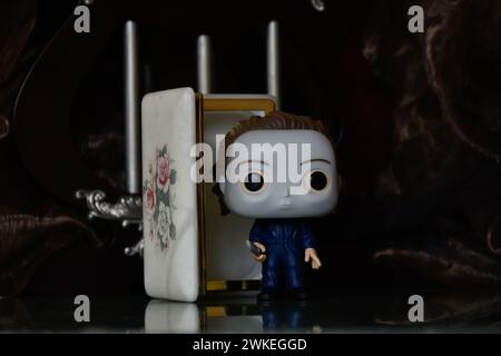 Funko Pop Actionfigur des Serienmörders Michael Myers aus dem Horrorfilm Halloween. Säulen, dunkel, Krypta, weißer Sarg, gruselig, gotisch. Stockfoto