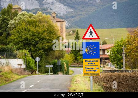 Camino de Santiago - baskische Innenstraße - durch Zalduondo, Alava, Spanien. Stockfoto